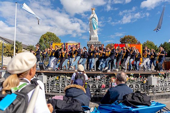 MARÉE DE FIDÈLES - 20.000 pèlerins pour le Rosaire à Lourdes